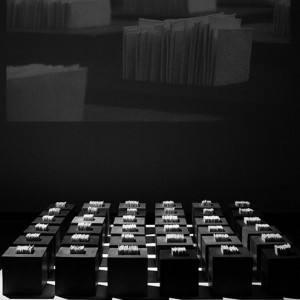 36 cubes : Installation 36 cubes (3 x 3 m) arrière plan projection du film « Des paroles en l’air »