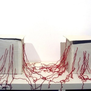 Espace intérieur : Papier porcelaine et chaînettes coton rouge 15 x 35 cm