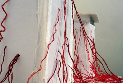 Espace intérieur : Papier porcelaine et chaînettes coton rouge 15 x 35 cm