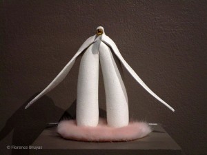 Rosebud, grès blanc et lustre or, fourrure synthétique rose, série de 9 pièces sur socle (20 cm)