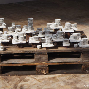 Quelle différence ? – Dehua – Chine – 2017 – Porcelaine et bois – What a difference? Dehua, China 2017 Porcelain and wood