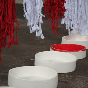 Porcelaine émaillée rouge et textile – Détail – Porcelain glazed  red and textile. Detail